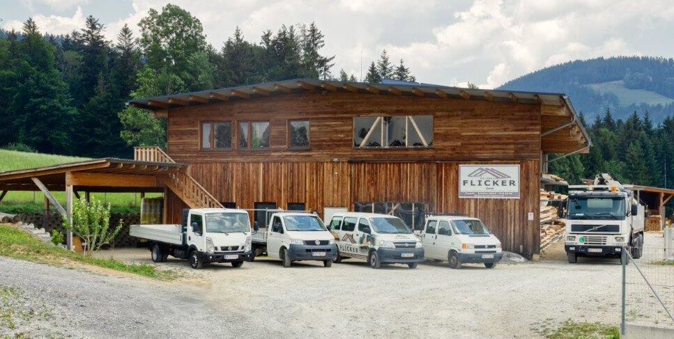 Firma Holzbau Flicker Frontansicht mit Fahrzeugen